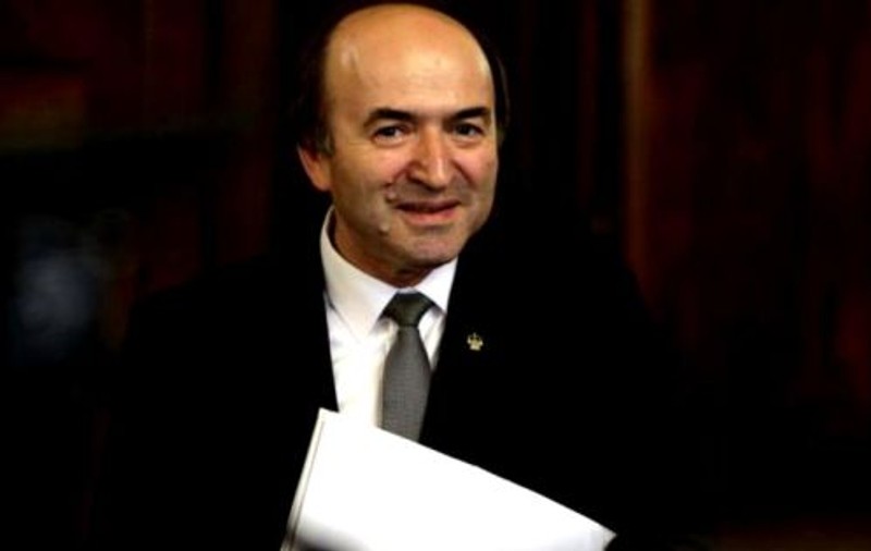 FOTO | Greșeala făcută de ministrul Justiției în îndemnul pentru Referendum