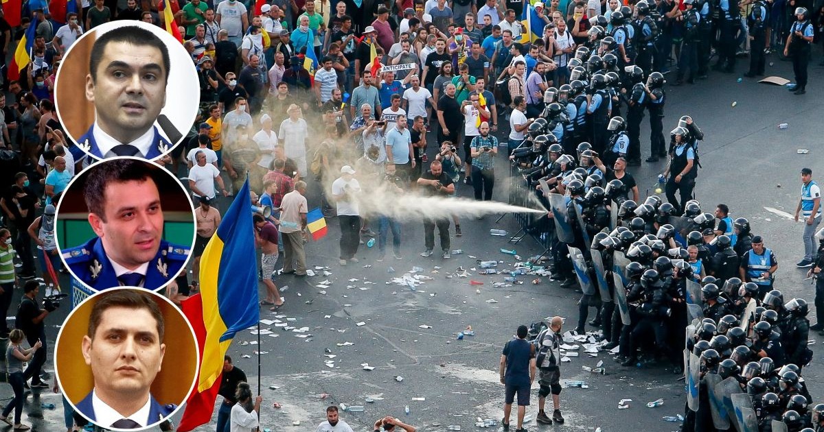 Colaj foto cu trei poze altejandarmilor judecați în dosarul 10 august și o fotografie de fundal de la protestul din București