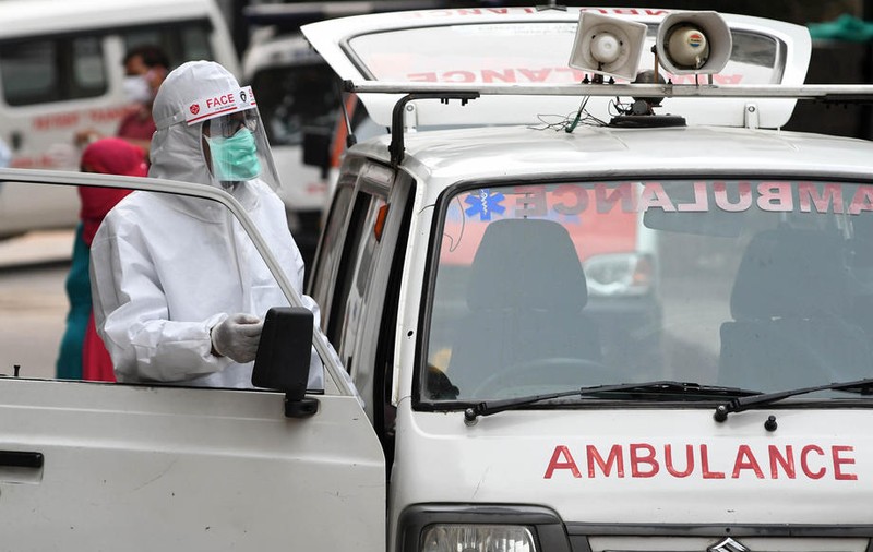 O tânără din India, cu COVID, violată de paramedic în ambulanță. Ministrul sănătății: ”Șocant, inuman”