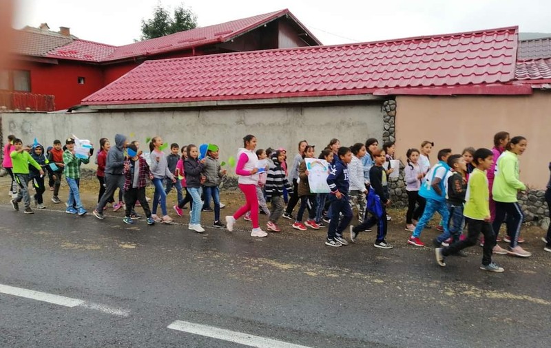 Educatoarea care îi învață pe copiii romi să-și accepte etnia: „Încerc să le insuflu speranța și încrederea în educație”