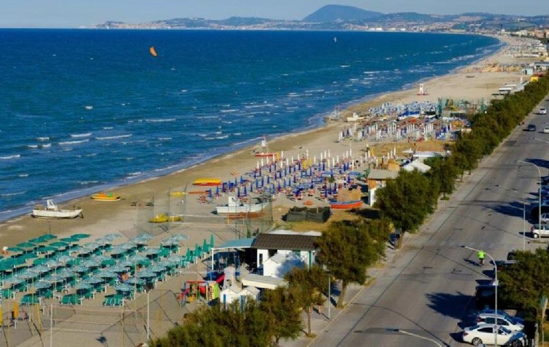 Un șofer a primit amendă la doar două minute după ce parcase lângă plajă, în Italia. Cu cât a fost sancționat