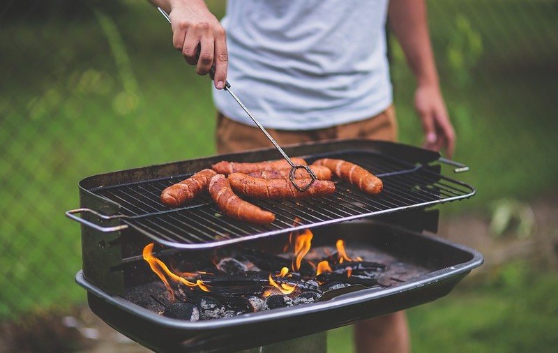 Cârnații de grătar ar putea fi mai scumpi pentru europeni, din cauza pestei porcine