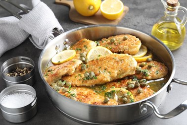 Pui Piccata cu sos de lămâie și capere Sursa foto: Shutterstock.com