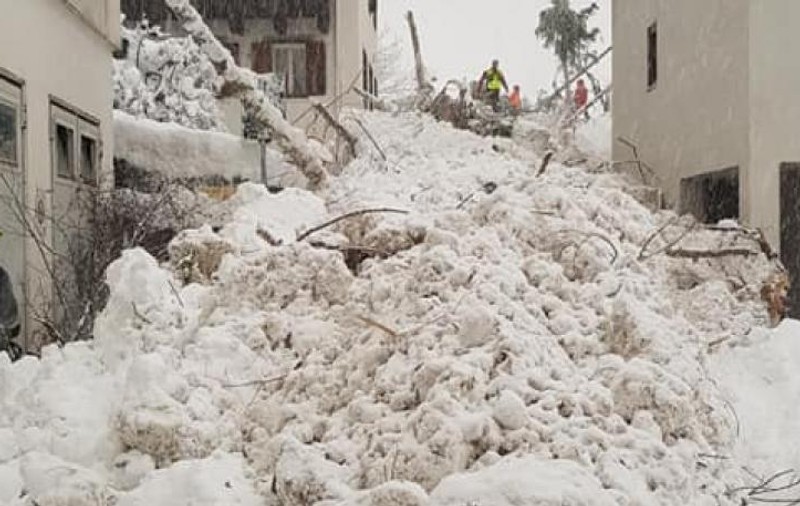 Italia, paralizată de ninsori. Cod roșu de avalanșe