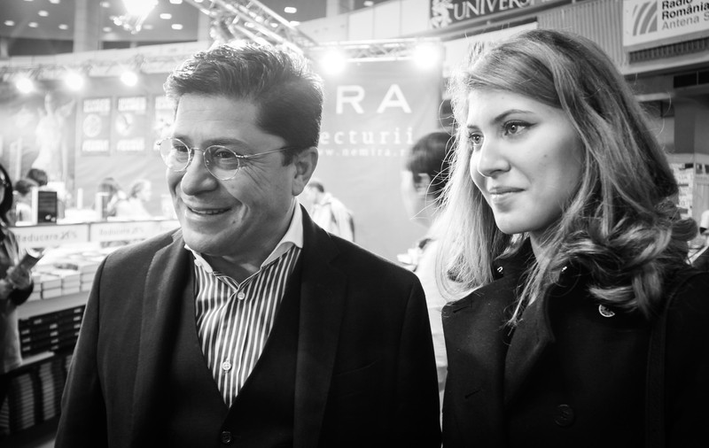 EXCLUSIV / Gruia Stoica, patronul GFR, şi-a scos frumoasa fiică în oraş, la o carte bună