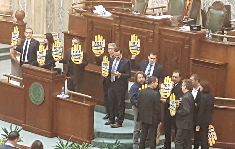 UPDATE. Legea 304 privind organizarea judiciară a fost adoptată; USR, protest cu portavoce și proiecții video