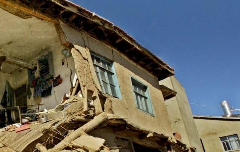 Patru copii au murit în Turcia după ce s-a prăbuşit casa pe ei 