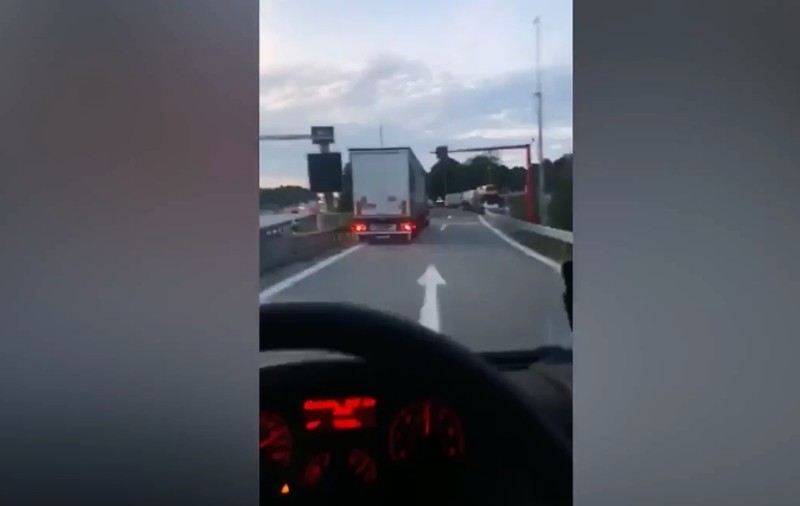 Un român a făcut accident în Germania în timp ce era live pe Facebook și vorbea cu părinții. A comis gestul intenționat