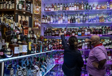Turcii s-au înghesuit pentru a cumpăra alcool înainte ca noile măsuri să intre în vigoare. Foto. EPA