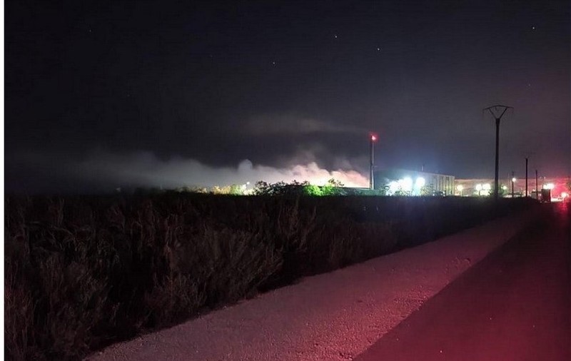 Pompierii încearcă de mai bine de 12 ore să stingă un incendiu la o hală de sortare a deșeurilor din Slobozia