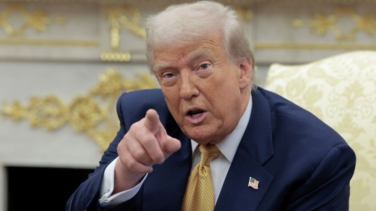 Donald Trump arată acuzator cu degetul, în timp ce vorbește în fața jurnaliștilor din Biroul Oval de la Casa Albă, Washington DC, SUA, 22 iulie 2025