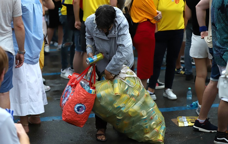 O altă față a programului de garanție-reciclare. Alergând după PET-uri prin București: „Nu dau în cap, nu tâlhăresc, sunt bani munciți! Scot un milion, un milion jumate pe zi”