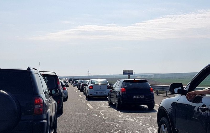 Aglomerație pe drumurile spre mare și spre munte. Aproximativ 100.000 de turiști, pe litoral în acest weekend