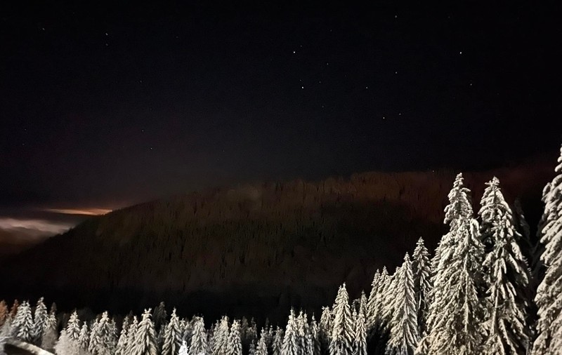 „Spectacol nocturn la Straja”. Imagini cu stațiunea acoperită de zăpadă