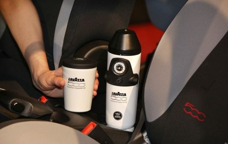 Fiat va începe să-şi doteze maşinile cu espresoare Lavazza