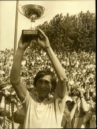 Iie Năstase, în 1973, după victoria în finala de la Roland Garros | Foto: EPA