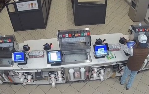 Cum a furat un angajat al unui fast-food 80.000 de dolari printr-o schemă cu macaroane cu brânză