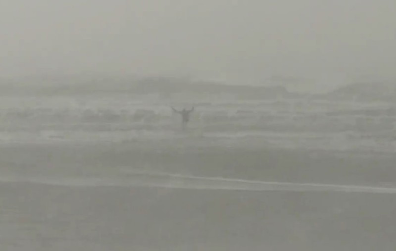 Un bărbat din Constanța a făcut baie în Marea Neagră. Codul roșu de viscol nu l-a oprit să se bălăcească în apa înghețată | VIDEO