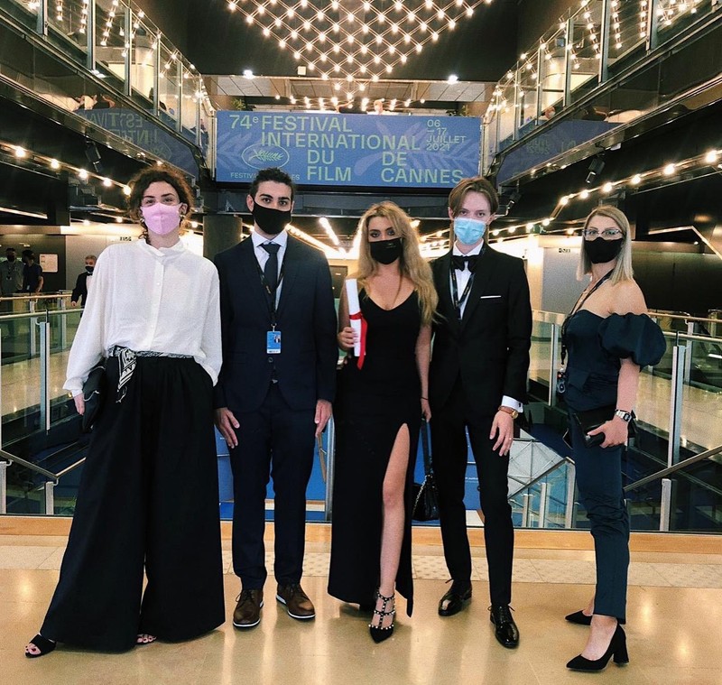 Carina Dașoveanu (în centru), la Festivalul de Film de la Cannes
