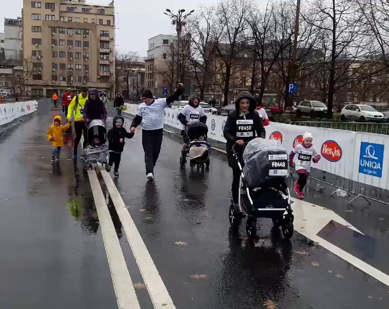Au alergat cu căruciorul prin ploaie la Cursa Bebelușilor, în București (GALERIE FOTO)