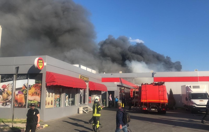 UPDATE | ISU: Incendiul violent din Bucureşti a fost stins în cursul nopţii