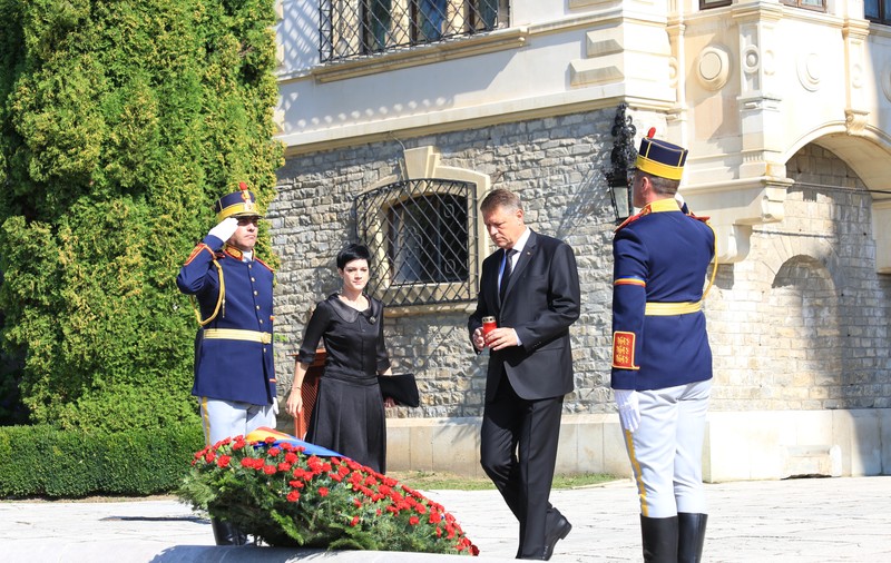 Înmormântarea Reginei Ana. Reprezentanții Caselor Regale au venit cu autocarul, preoții cu limuzina