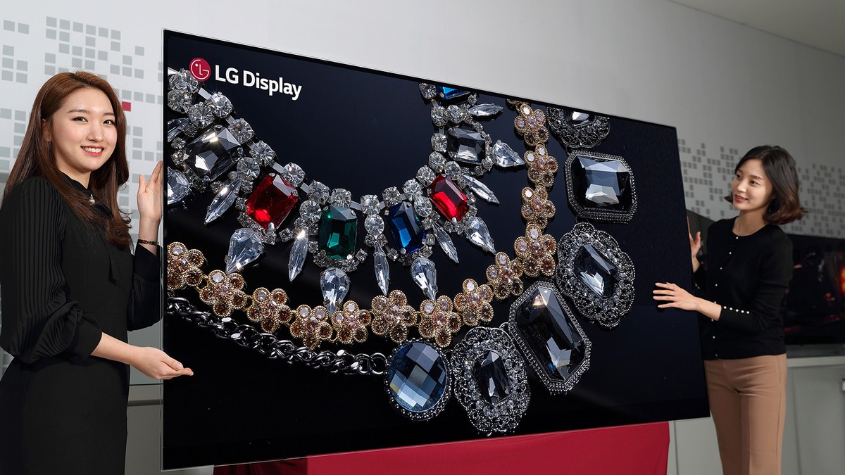 LG prezintă primul televizor OLED cu rezoluție 8K. Teevizor inteligent LG OLED 8K de 88 inchi, realizat cu ecran de la LG Display și două fete frumoase lângă el