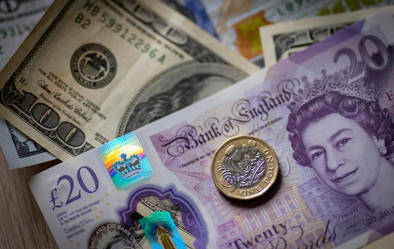 Lira sterlină, depreciere puternică în fața dolarului american. Investitorii, speriați de măsurile bugetare
