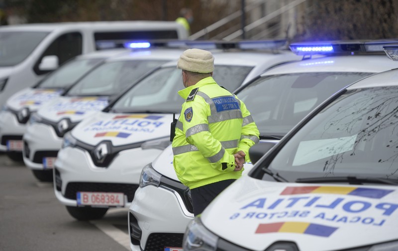 Un polițist din București a murit după ce s-a tăiat pe corp cu un cuțit și s-a aruncat de pe o macara