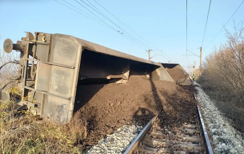 9 vagoane ale unui tren de marfă au deraiat la Răcari, județul Dolj. Călătorii sunt transportați cu autocare