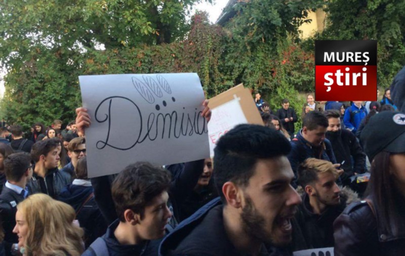 UPDATE: Demisie a directoarei colegiului din Târgu Mureș unde sute de elevi protestează. Unii dintre ei s-au urcat pe acoperișul de la intrarea în școală | VIDEO
