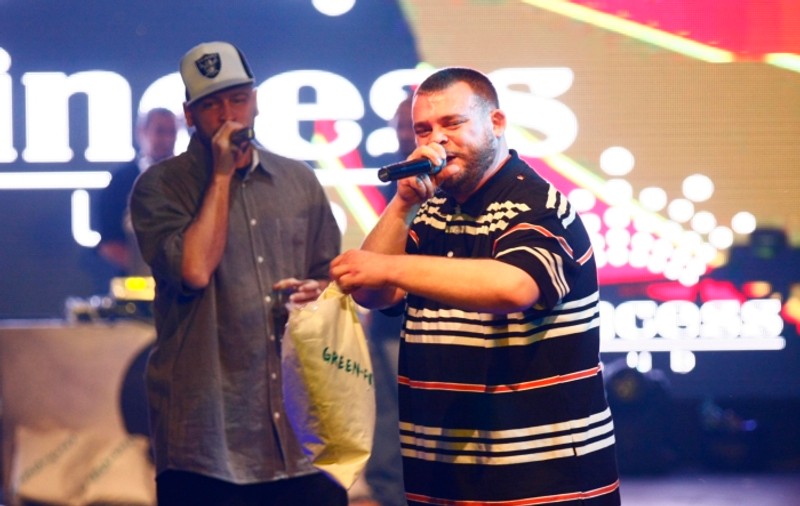 Băieţii de la B.U.G. Mafia au dat startul unei BĂTĂI GENERALE, cu perne, în club! | FOTO