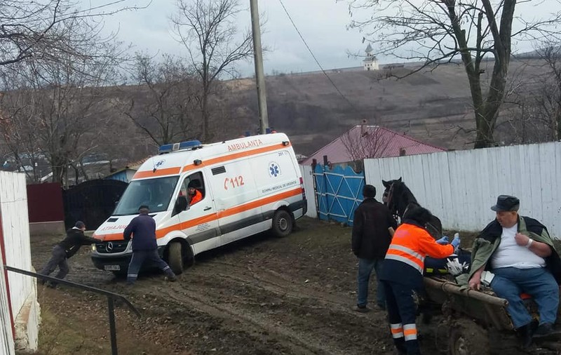 REPORTAJ/Când salvarea unei vieți devine o aventură. Ambulanțierii vasluieni merg kilometri pe jos, cu aparatura în spinare, pe coclaurile din județ