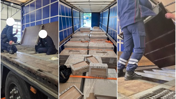 Colaj din trei cadre ce prezintă o inspecție vamală asupra remorcii unui camion de marfă: în stânga, doi agenți demontează podeaua din lemn a remorcii; în mijloc, este vizibil interiorul semi-remorcii încărcate cu paleți de plăci ceramice/gresie, iar în dreapta, un agent ridică una dintre plăcile de lemn ale podelei pentru a verifica spațiul dublu ascuns de dedesubt, având o trusă de scule la îndemână.