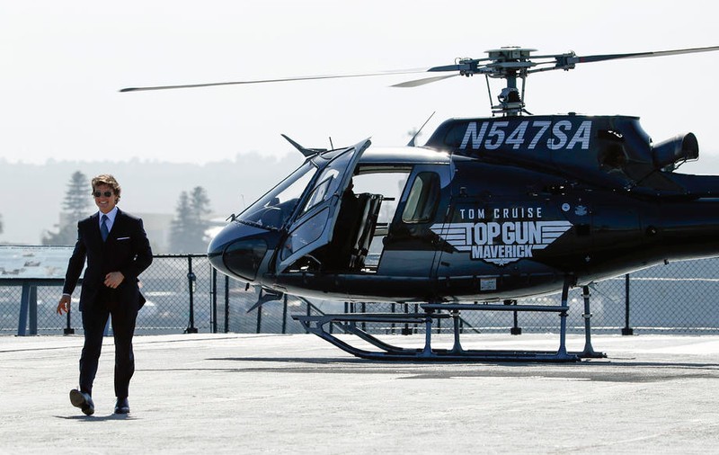 Tom Cruise și-a făcut apariția la premiera filmului „Top Gun: Maverick” cu un elicopter pilotat chiar de el