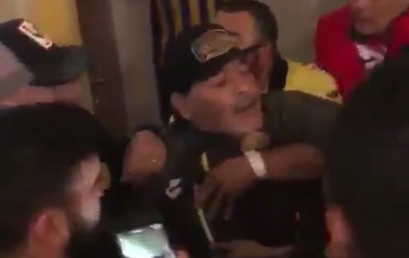 VIDEO | Diego Maradona a lovit un suporter! A împins și un polițist