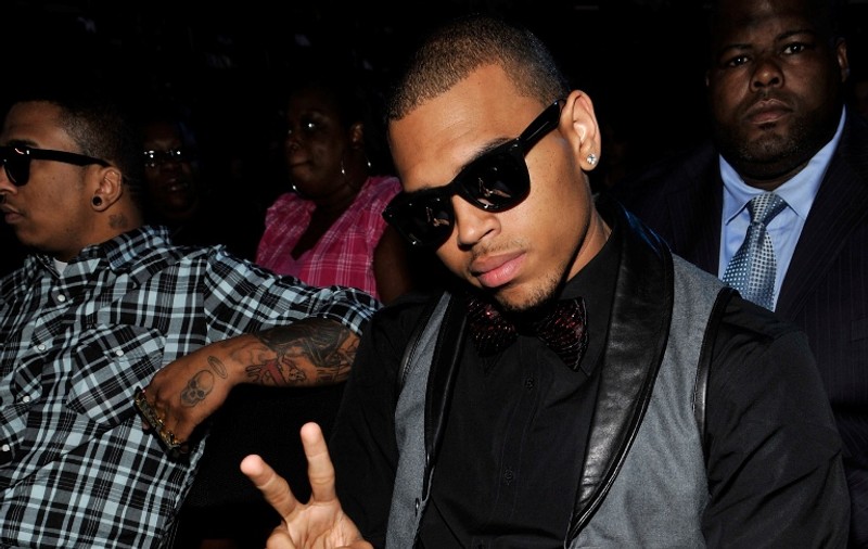 Chris Brown calcă pe urmele Rihannei