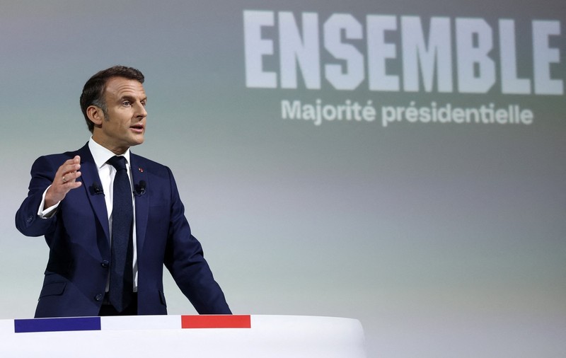 Emmanuel Macron îi îndeamnă pe francezi să se adune în jurul său și să învingă cele „două extreme”