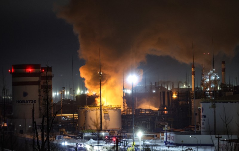 Incendiu uriaș la un terminal de gaz lichefiat din Marea Baltică al companiei ruse Novatek, după un presupus atac ucrainean cu drone | VIDEO
