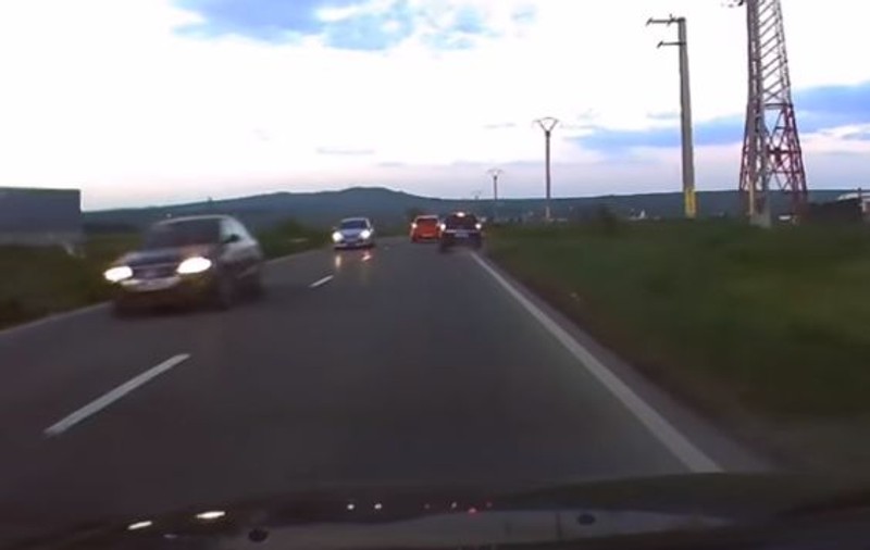 VIDEO | Depășire inconștientă! Momentul șocant în care un șofer a fost la un pas de a provoca o tragedie în județul Neamț