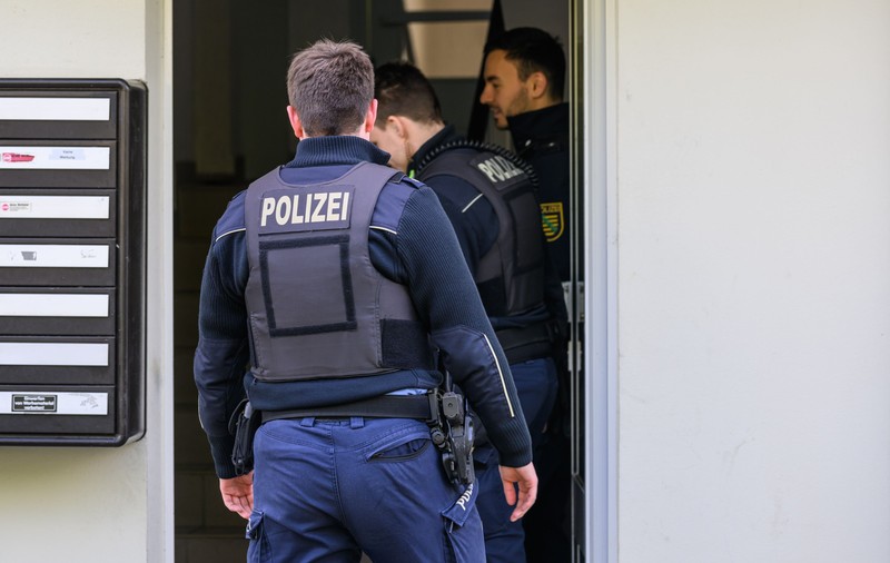 Un român a fost arestat în Germania după ce a desenat, cu propriul sânge, svastici pe aproape 50 de mașini
