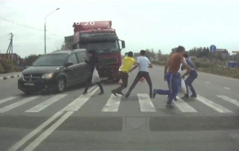 Accident şocant! Spulberaţi de un camion pe trecerea de pietoni | VIDEO