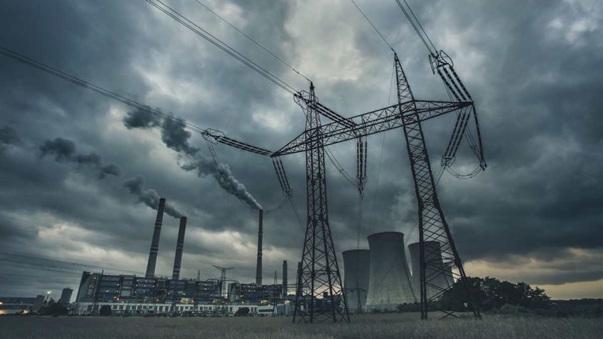 Oficial Petrom: România a fost de două ori în acest an aproape de pană generală de curent. Linii de transmisie a energiei