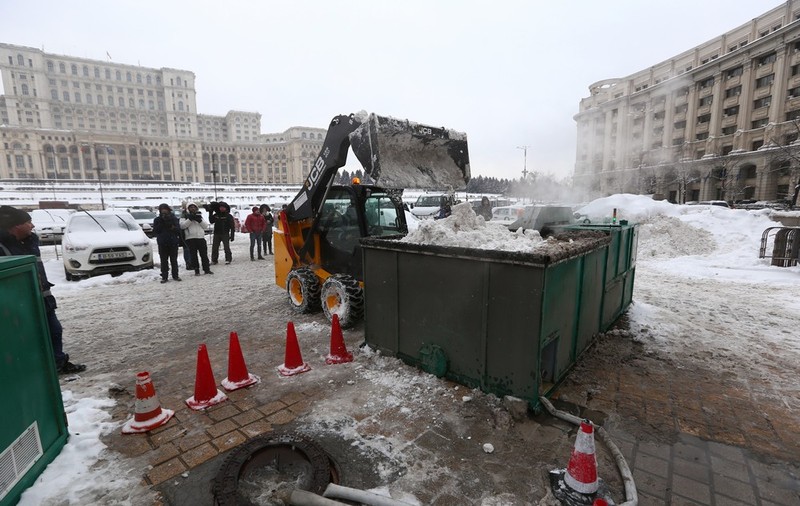 VIDEO EXCLUSIV| Primul utilaj de topit zăpada a fost pus în acțiune, în Piața Victoriei