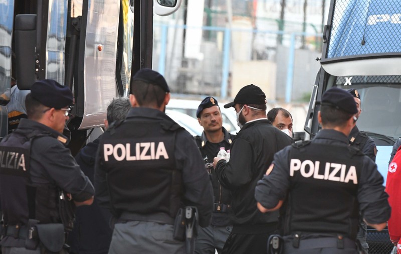 Români lăsați cu bagajele în drum, după ce șoferul microbuzului cu care călătoreau a fost arestat în Italia