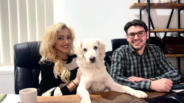 Corina Fierbințeanu, președinta Asociației Refugiul Felinelor și avocatul Marius Todeancă, organizatorii târgului de adopții „Aristo & Crat”