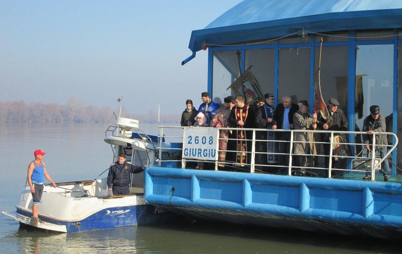 Un singur bărbat s-a încumetat să se arunce în Dunăre ca să scoată crucea de Bobotează, la Calafat. A fost răsplătit cu 700 de lei