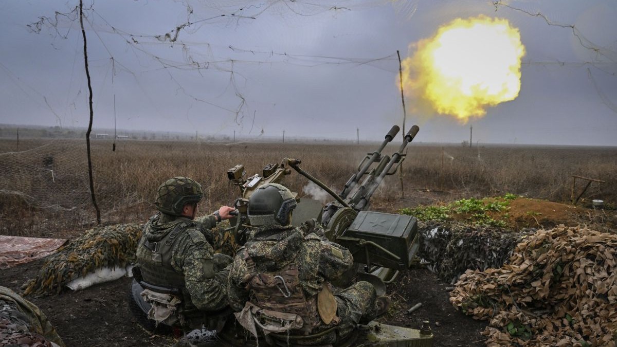 Militari ruși dintr-o divizie antiaeriană a Grupului de Forțe Țentr (Centru) trag cu un tun automat antiaerian ZU-23-2 cu două țevi asupra unor ținte aeriene de la un post de observare aeriană din sectorul Pokrovsk, 13 octombrie 2025