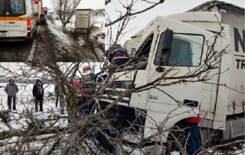 Camion încărcat cu dulciuri, implicat într-un accident rutier pe DN65. Un bărbat a rămas încarcerat