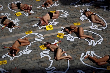 epaselect epa07696943 Several activists of animal rights defense organizations AnimaNaturales and PETA stage a protest against bullfighting at City Hall Square, in Pamplona, Navarra, northern Spain, 05 July 2019, on the eve of the beginning of Sanfermines. The well-known festival runs from 06 to 14 July. EPA-EFE/Villar Lopez